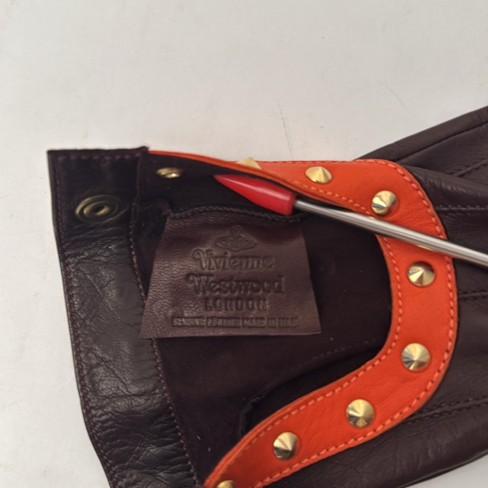 VIVIENNE WESTWOOD
BRAND NEW VINTAGE GLOVES ORANGE/BROWN/SILVER LEATHER WSTUDS M - Picture 9 of 17